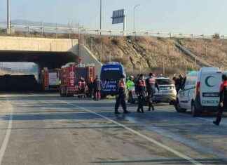 Denizli’de İşçileri Taşıyan Midibüs Devrildi: Son Dakika Haberleri ve Detaylar denizlide-iileri-tayan-midibs-devrildi-son-dakika-haberleri-ve-detaylar