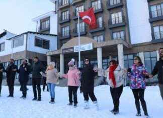 Hakkari’de Kayak Sezonu Açılışı ve Eğlenceli Halay Dansı hakkaride-kayak-sezonu-al-ve-elenceli-halay-dans