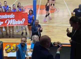 İnegöl Haber: Voleybol Maçında Sürpriz Evlilik Teklifi Olayı inegl-haber-voleybol-manda-srpriz-evlilik-teklifi-olay