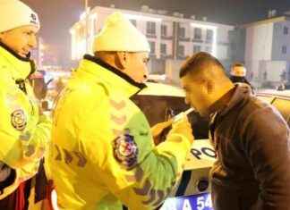 Polisin ‘dur’ ihtarına uymayan genç yakalanınca komik anlar yaşandı. polisin-dur-ihtarna-uymayan-gen-yakalannca-komik-anlar-yaand