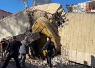 Uşak’ta Bina İş Makinesi Kazası: Operatör Göçük Altında Kalıyor uakta-bina-i-makinesi-kazas-operatr-gk-altnda-kalyor