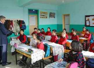 Van’da 46 Yıl Görev Yapan Öğretmenin Dokunaklı Veda Hikayesi vanda-46-yl-grev-yapan-retmenin-dokunakl-veda-hikayesi