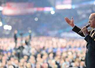 AK Parti 8. Olağan Kongresi: 23 Yıllık İcraat Filmi Alkış Aldı! ak-parti-8-olaan-kongresi-23-yllk-icraat-filmi-alk-ald