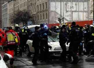 Almanya’da araç kalabalığın içine daldı: Yaralılar var. almanyada-ara-kalabaln-iine-dald-yarallar-var