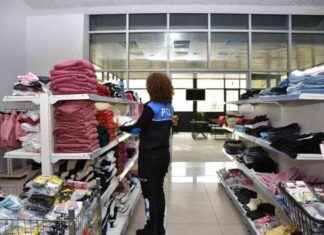 Siirt İl Emniyet Müdürlüğü’nden Çocuklara Ücretsiz Kıyafet Dükkanı açıldı. siirt-il-emniyet-mdrlnden-ocuklara-cretsiz-kyafet-dkkan-ald