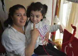 İzmir’de fedakar anne, çocuğunu tekerlekli sandalyeden kurtarmak için eserler satıyor izmirde-fedakar-anne-ocuunu-tekerlekli-sandalyeden-kurtarmak-iin-eserler-satyor