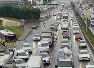 İstanbul’da Sağanak Yağış Trafiği Felç Etti istanbulda-saanak-ya-trafii-fel-etti